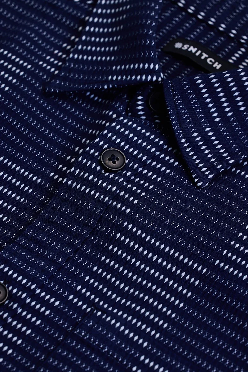 سنيتش قميص أزرق داكن هندسي بقصة مريحة