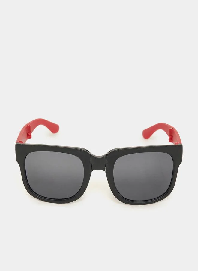 ستايلي نظارات شمسية بألوان متضاربة