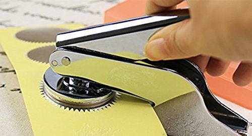 MNYR 100pcs RED Vintage Embosser Stamp Sealing Blank Certificate Self-Adhesive Seal Stickers - Image 3