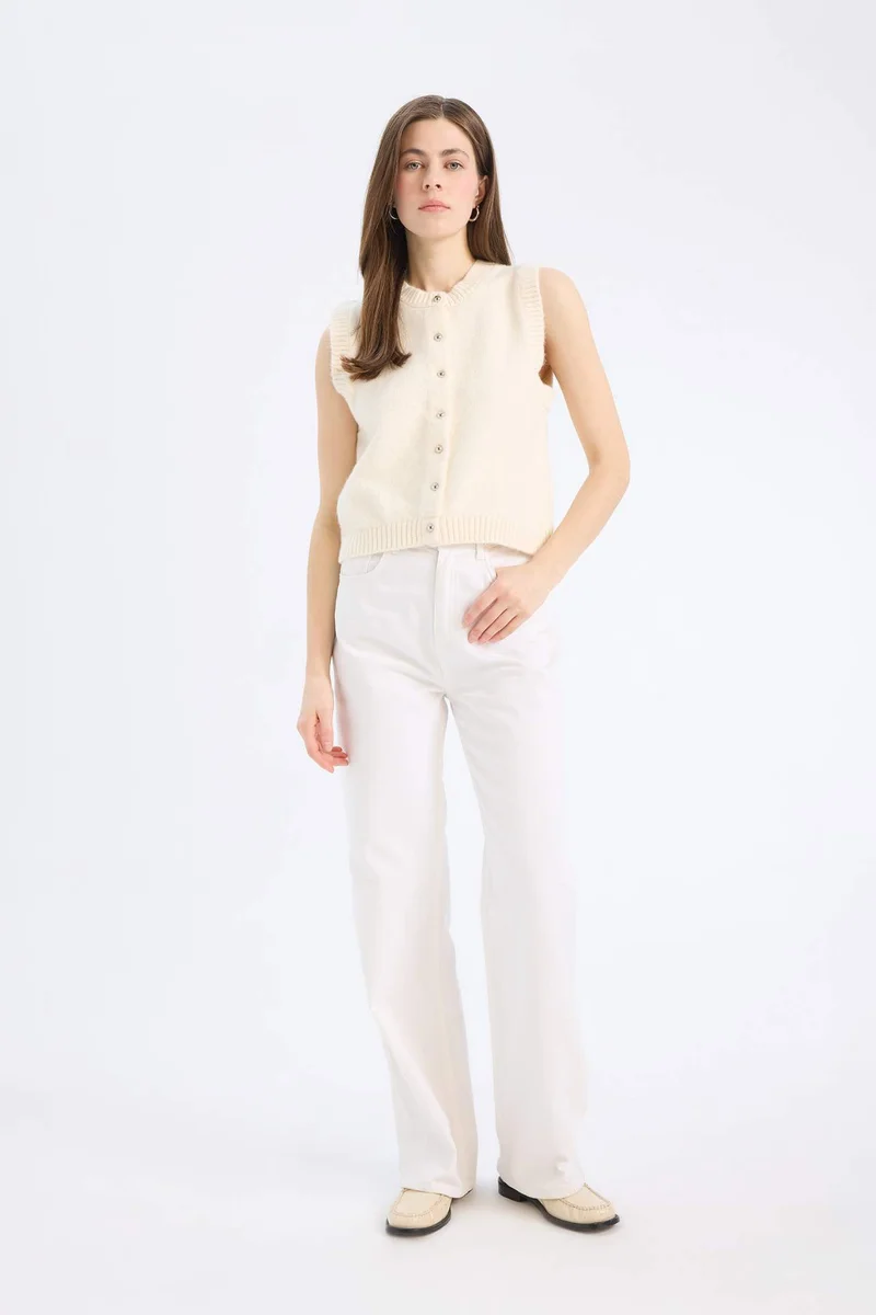 ديفاكتو Regular Fit Crew Neck Buttoned Knit Vest