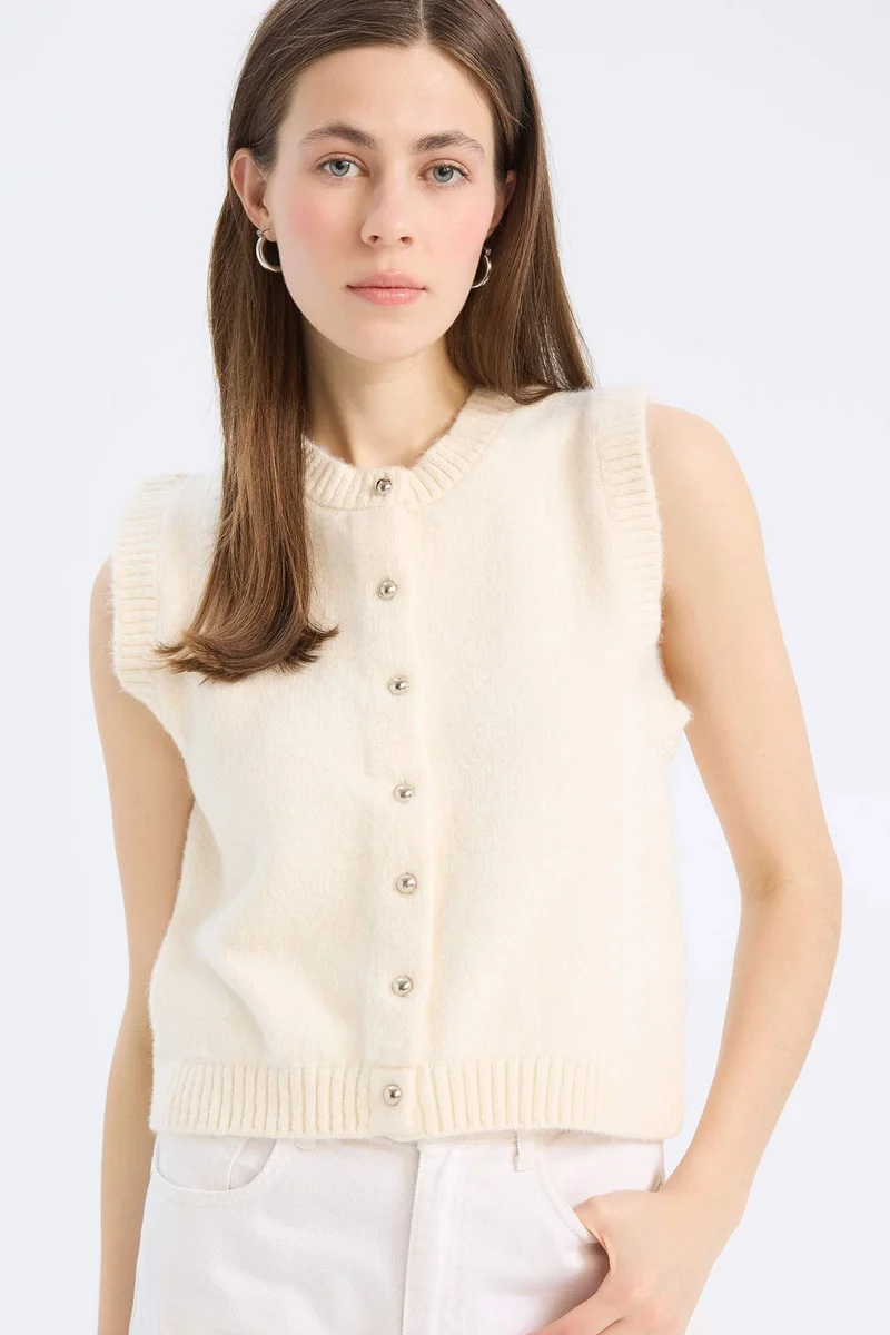 ديفاكتو Regular Fit Crew Neck Buttoned Knit Vest