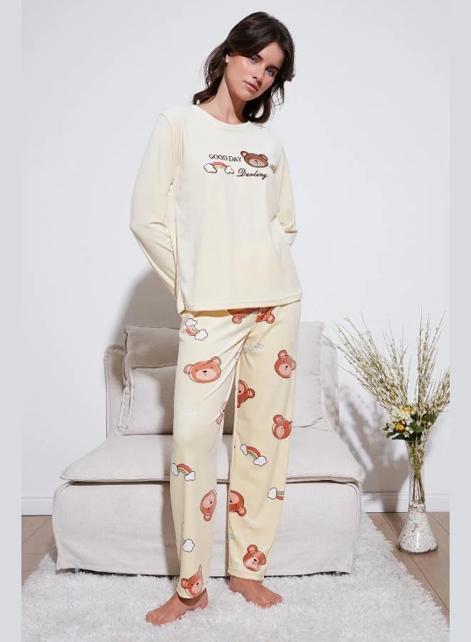 ليلا طقم بيجامة نسائي من ليلا بنقوشات، بقصة عادية وياقة دائرية وأكمام طويلة