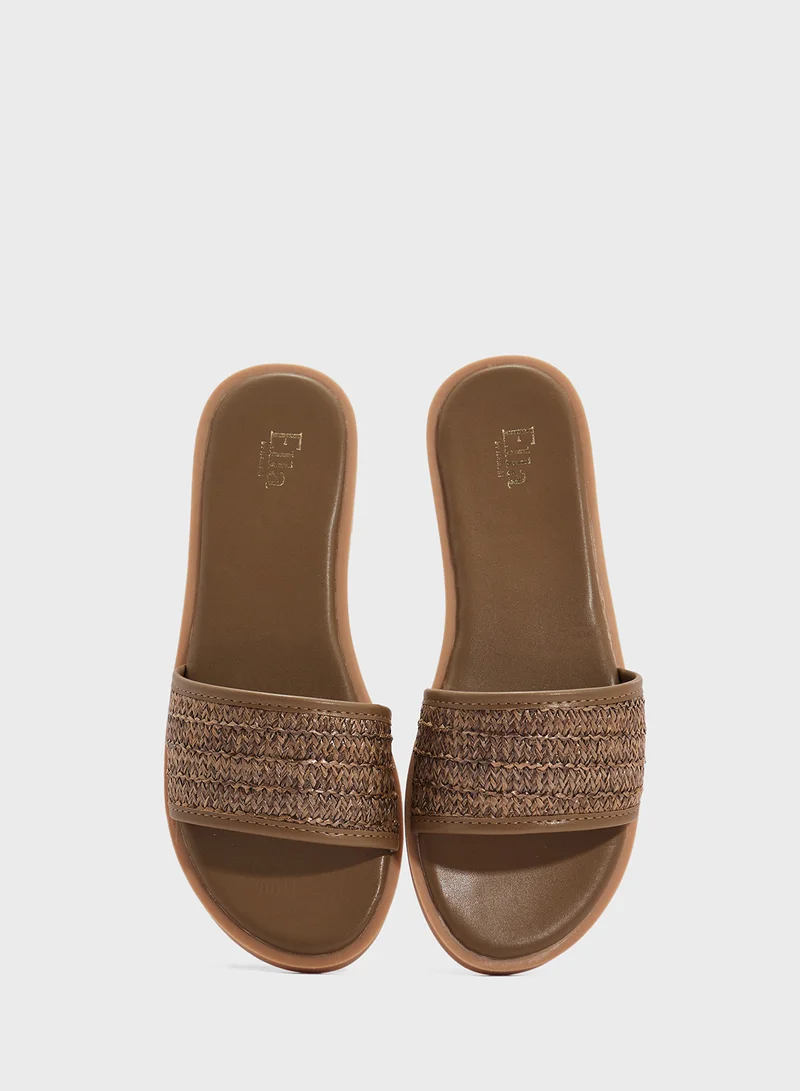 ايلا صندل مسطح من الرافييا