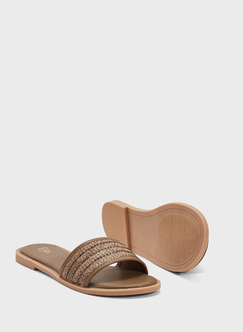 ايلا صندل مسطح من الرافييا