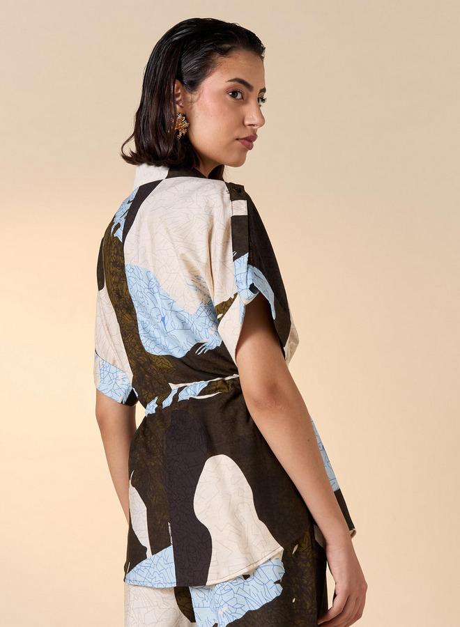 ايكونيك قميص بأزرار وياقة مطبوعة بالكامل وأكمام قصيرة مع ربطة خصر - Image 3