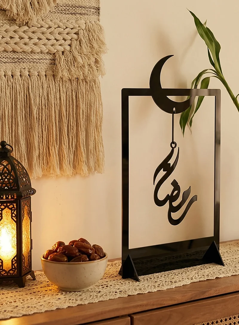 لوحة ستاند ديكور من الأكريليك يحمل كلمة رمضان معلقة داخل الهلال