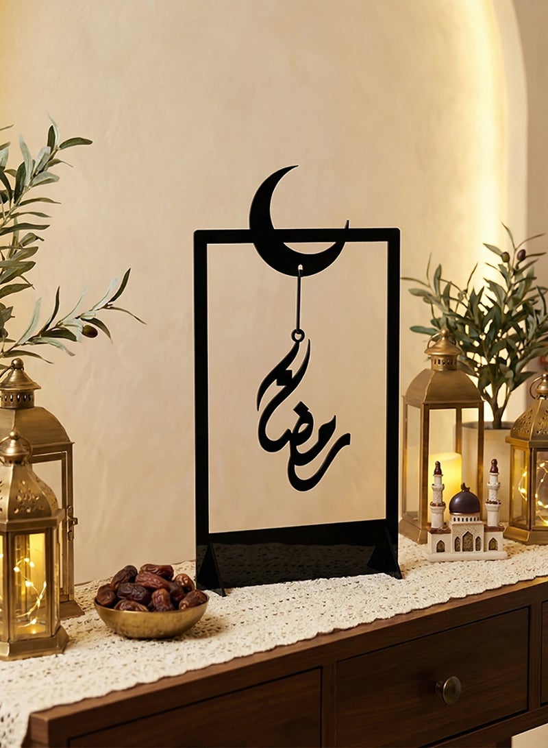 لوحة ستاند ديكور من الأكريليك يحمل كلمة رمضان معلقة داخل الهلال - Image 3