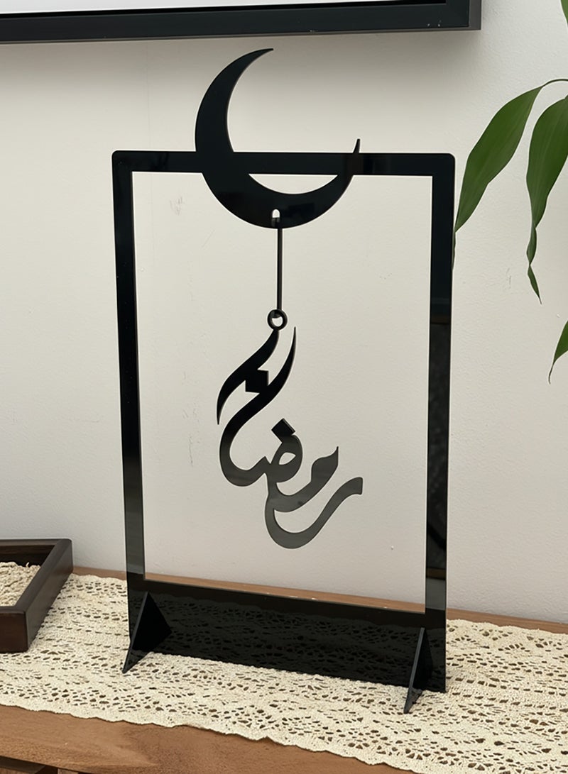 لوحة ستاند ديكور من الأكريليك يحمل كلمة رمضان معلقة داخل الهلال - Image 1