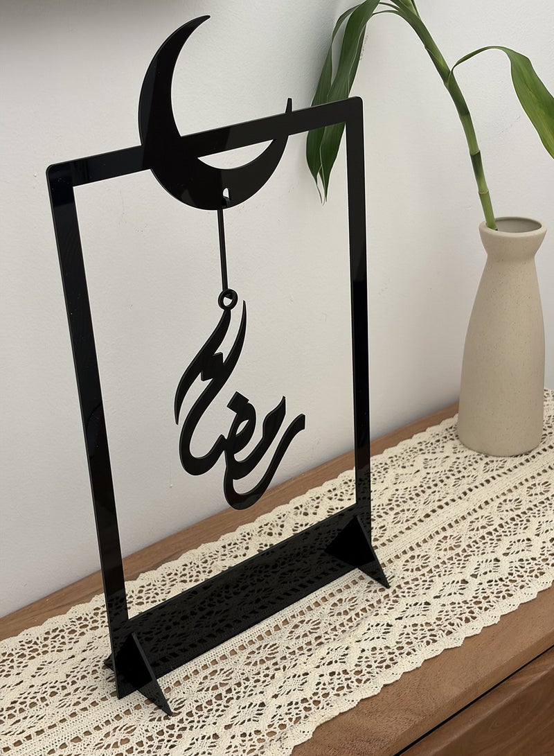 لوحة ستاند ديكور من الأكريليك يحمل كلمة رمضان معلقة داخل الهلال - Image 5