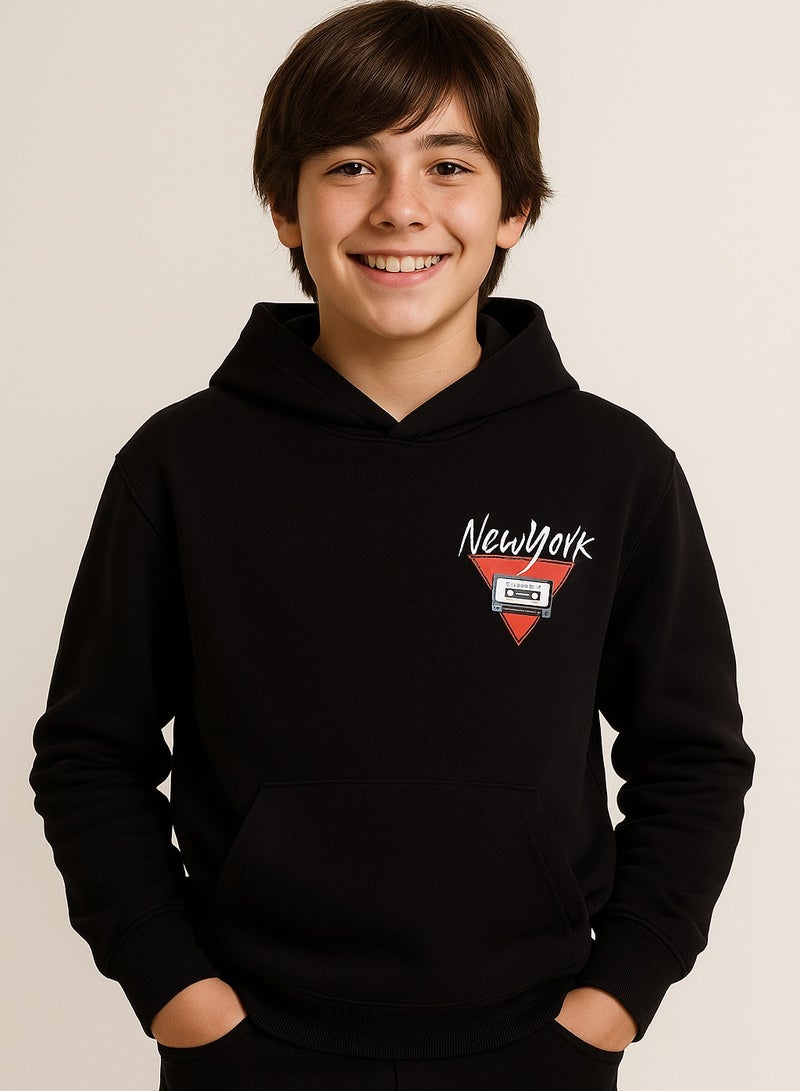 فكتور اند جين سويت شيرت بغطاء رأس مطبوع عليه نيويورك كاسيت للأولاد باللون الأسود - Image 2