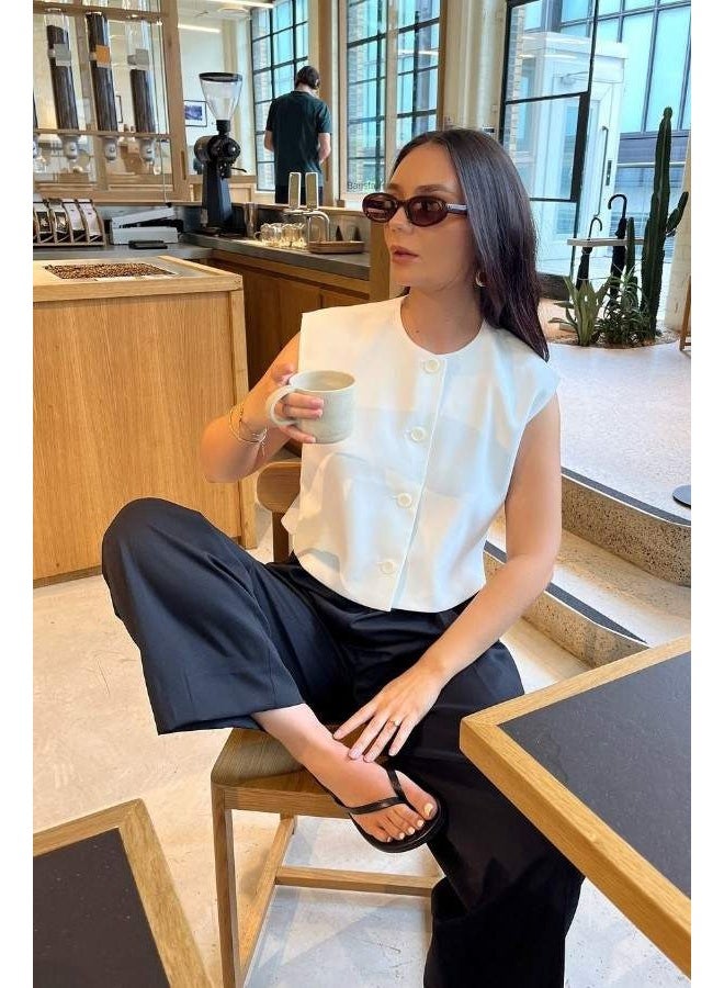 Dresscode Cropped Basic Vest In White - Image 1