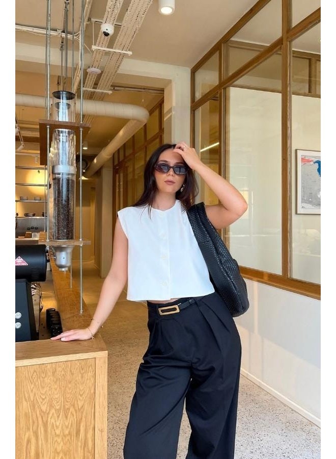 Dresscode Cropped Basic Vest In White - Image 2