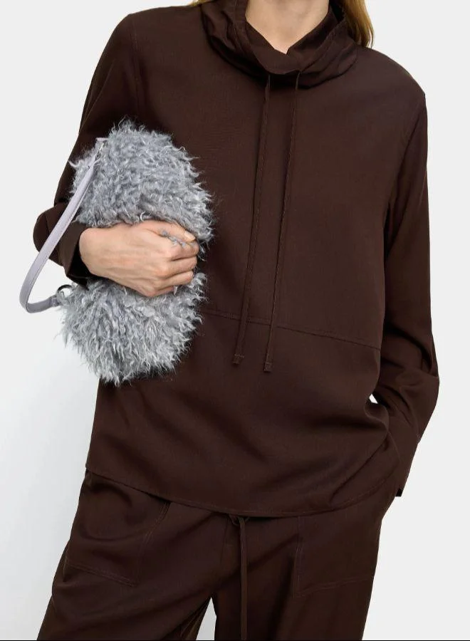 بارفوا بلوزة عالية الرقبة مع رباط