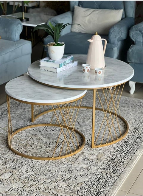 Set of 2 nesting tables in gold with a scratch and damage resistant wood surface for a great look in any room 85*50 cm