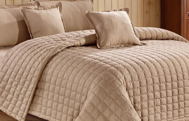 A double bedspread with prominent geometric patterns and a precise geometric design gives your bed a luxurious and tidy look.
