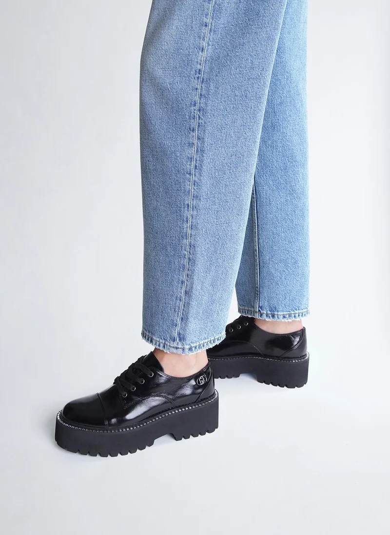 ليو جو حذاء أسود لامع بكعب عريض