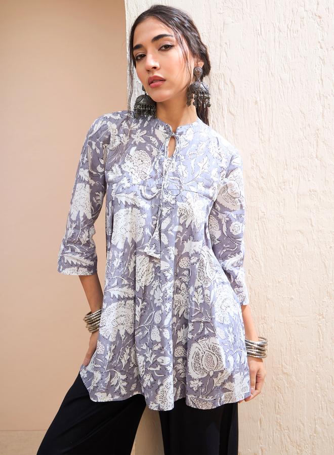 ساسافراس كورتي ساسافراس رمادي بنقوش زهور قطنية بربطة أمامية - Image 1