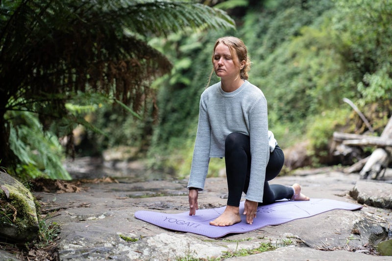 YOGATI حصيرة يوجا يوجاتي مع خطوط محاذاة. حصيرة تمارين مع حزام حمل. حصائر بيلاتس لليوغا أو اللياقة البدنية. حصيرة تمارين غير قابلة للانزلاق. حصائر يوجا سميكة للنساء والرجال. حصائر صالة رياضية للمنزل. حصيرة يوجا سميكة. - Image 4