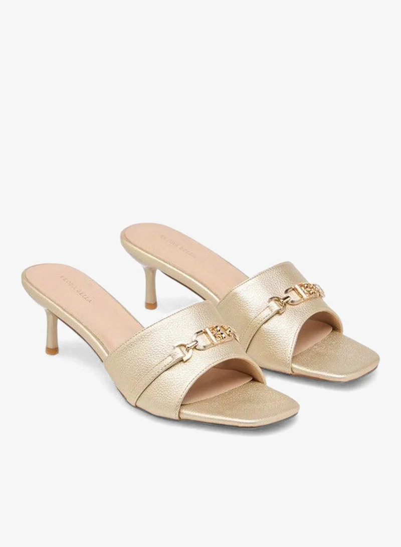 فلورا بيلا من شو إكسبرس صنادل نسائية سهلة الارتداء بكعب ستيليتو وزخرفة معدنية