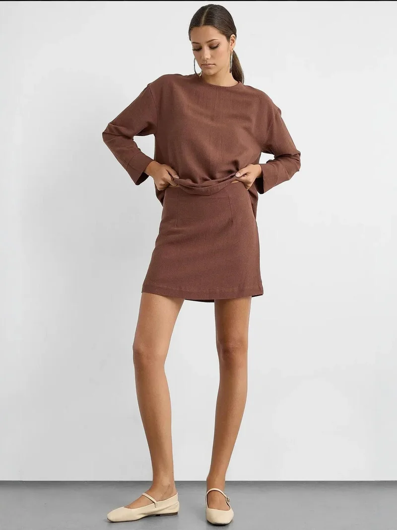 زوبعة تنورة من مزيج الكتان بلون بني شوكولاتة