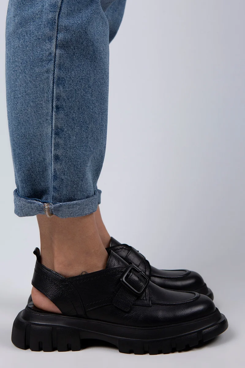 مانجيرو صندل نسائي أسود من الجلد الطبيعي من مانييرو راين، مزود بحزام وإبزيم