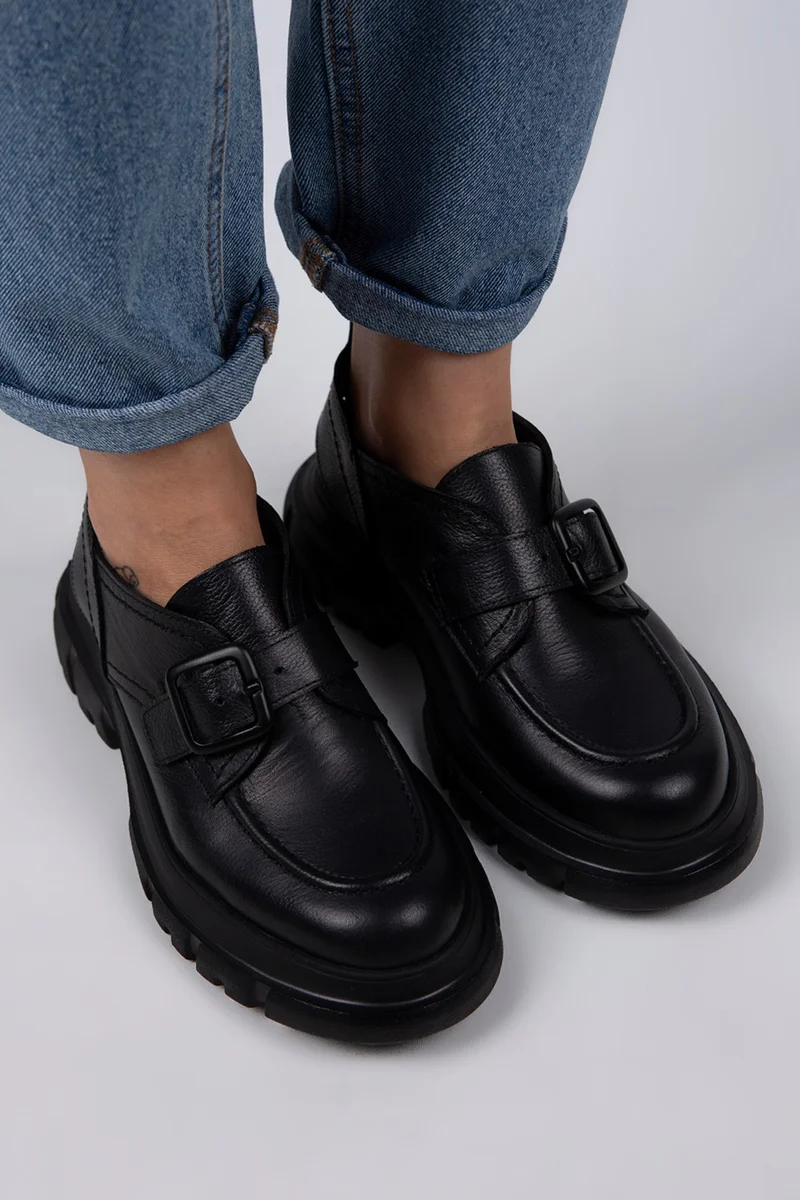 مانجيرو صندل نسائي أسود من الجلد الطبيعي من مانييرو راين، مزود بحزام وإبزيم