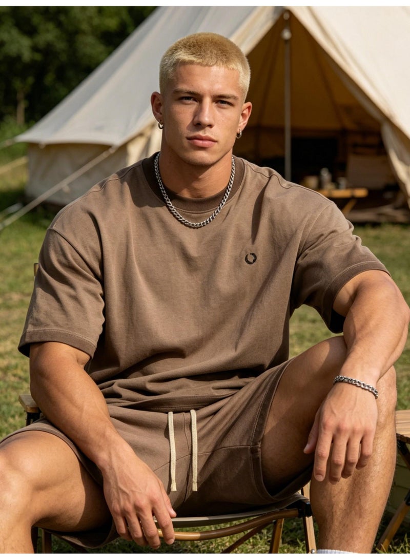 FRED PERRY three-dimensional LOGO for men and women is vintage washed to make an old casual suit, with loose short-sleeved T-shirts and casual shorts. - Image 1