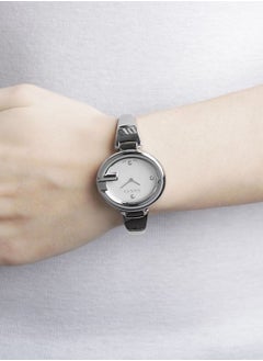 GUCCI Gucci YA134304 Women's Guccissima Mother of Pearl Quartz Watch  - Image 4
