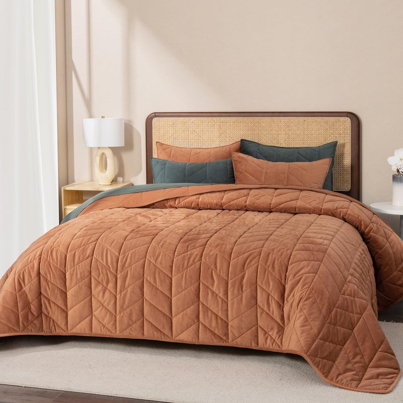 EVERGRACE 3 Pieces Luxurious Queen Velvet Quilts Ultra Soft Lightweight Velvet Comforter Set Matelasse Oversized Bedspread Coverlet for All Season with 2 Shams Burnt Orange 92x96