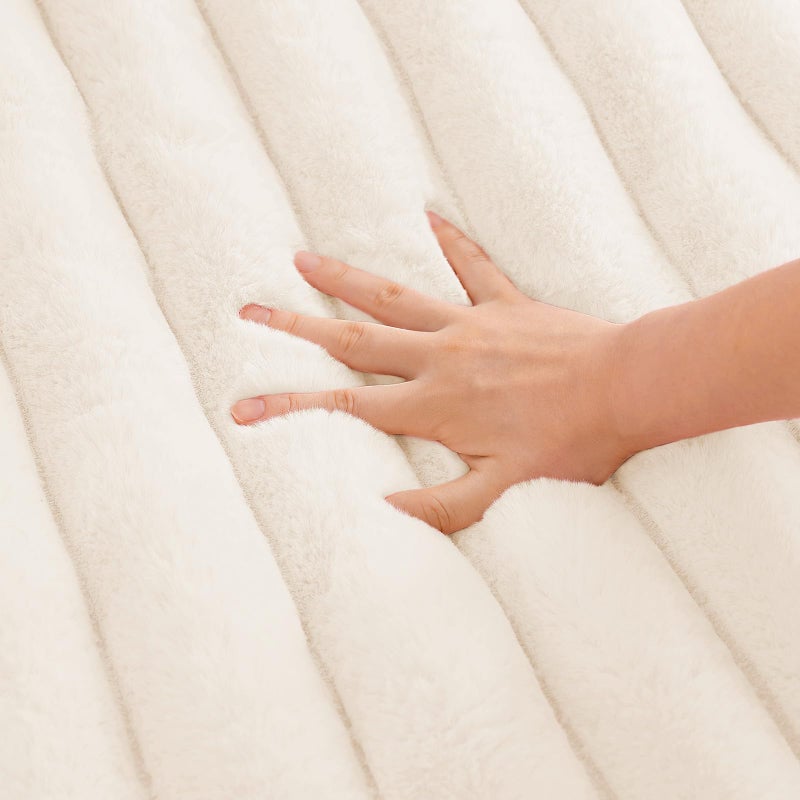 VFROO Faux Fur Throw Blanket for Couch Cozy Soft Plush Thick Striped Luxury Blanket for Sofa Living Room Bedroom 50 * 60 Inches  White - Image 3