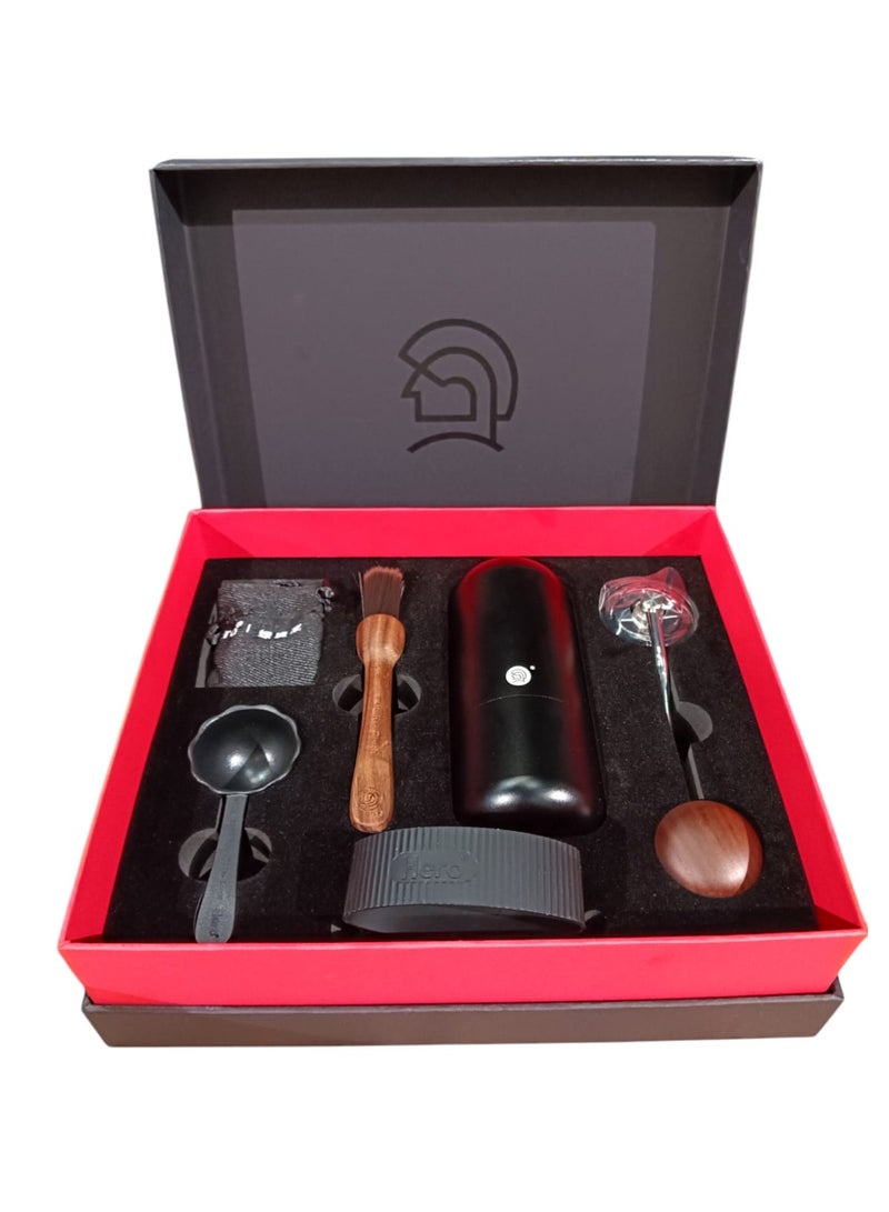 زيروهيرو مجموعة مطحنة القهوة اليدوية ZERO HERO Z7 مع مقبض - تشمل فرشاة تنظيف، ملعقة قياس، شريط مطاطي للإمساك، وحقيبة صغيرة. باللونين الأسود والأخضر. - Image 2