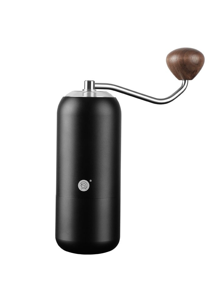 زيروهيرو مجموعة مطحنة القهوة اليدوية ZERO HERO Z7 مع مقبض - تشمل فرشاة تنظيف، ملعقة قياس، شريط مطاطي للإمساك، وحقيبة صغيرة. باللونين الأسود والأخضر. - Image 1