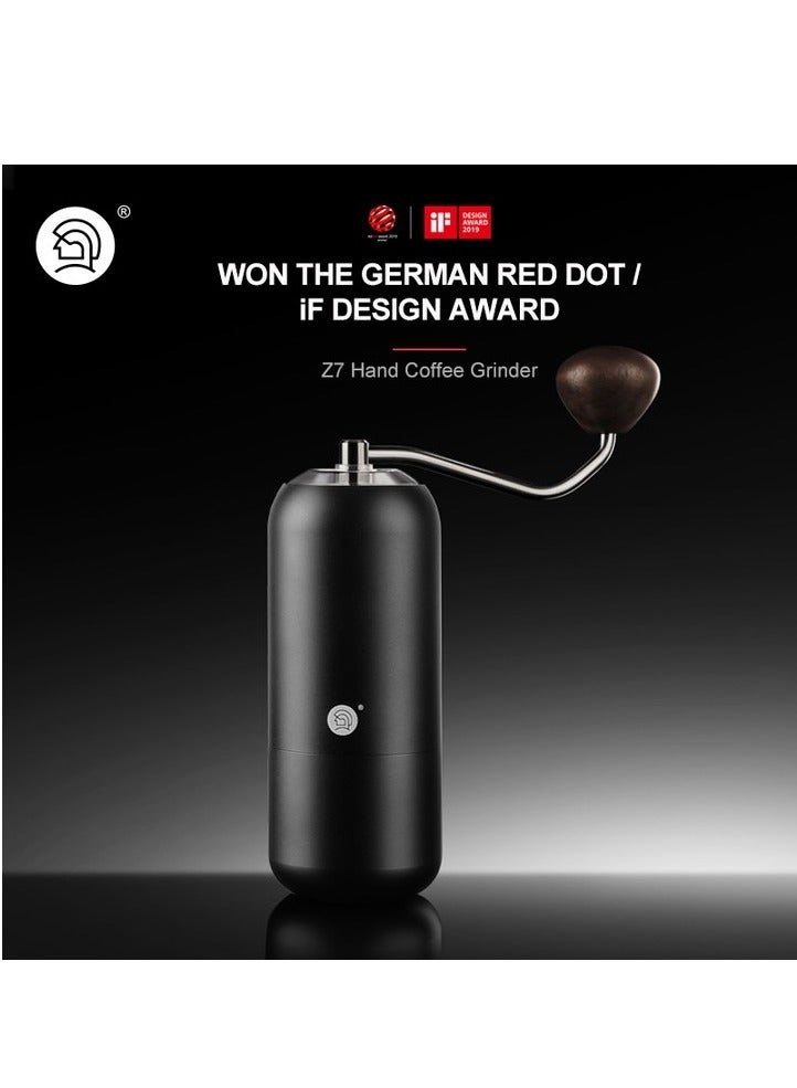 زيروهيرو مجموعة مطحنة القهوة اليدوية ZERO HERO Z7 مع مقبض - تشمل فرشاة تنظيف، ملعقة قياس، شريط مطاطي للإمساك، وحقيبة صغيرة. باللونين الأسود والأخضر. - Image 3