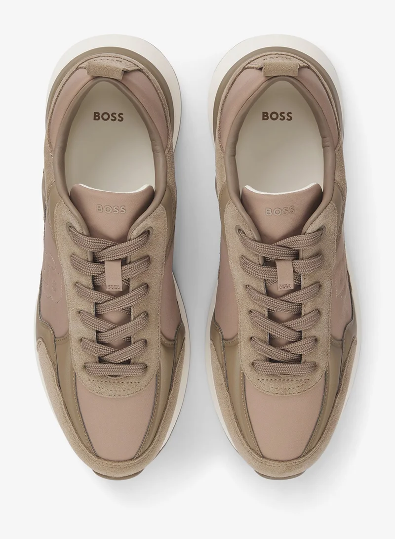 بوس حذاء رياضي بلمسات من جلد الغزال وشعار المزدوج