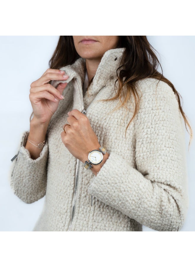 بيير كاردان ساعة نسائية من بيير كاردان بهيكل معدني فضي وسوار معدني فضي وذهبي - Image 2