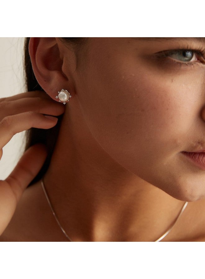 Yami أقراط لؤلؤ المياه العذبة للنساء - لؤلؤ مزروع 8 مم مع فضة استرلينية 925 وألماس زركون مكعب - أقراط فضية مضادة للحساسية - هدية مجوهرات أنيقة لها - Image 2