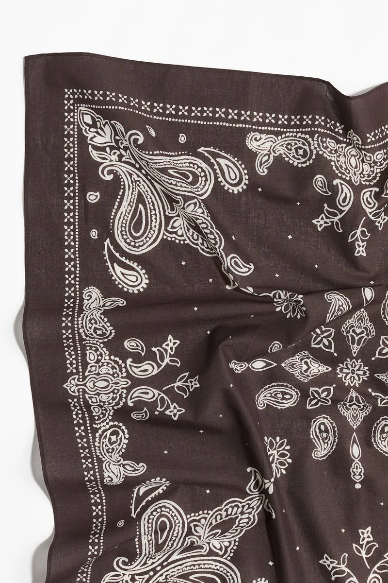 اتش اند ام وشاح للرقبة بتصميم منقوش