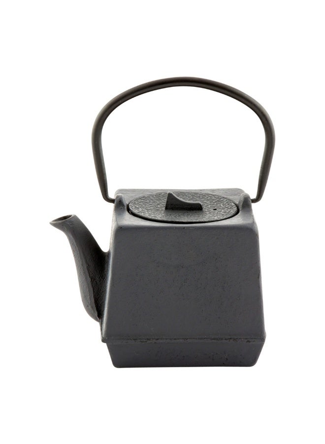 Restaurantware غلاية شاي تيتسوبين 27 أونصة من الحديد الزهر، غلاية حديد مكعبة - مع مصفاة، تحتفظ بالحرارة، غلاية شاي يابانية سوداء من الحديد الزهر، مقبض منحني - Image 1