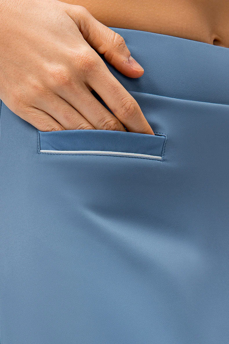 SVL تنورة  للمحكمة والثقة مع شورت داخلي أزرق هادئ