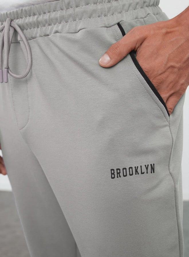 trendyol Gray Regular Fit Printed Elastic Leg Sweatpants TMNSS22EA0121 - Image 4