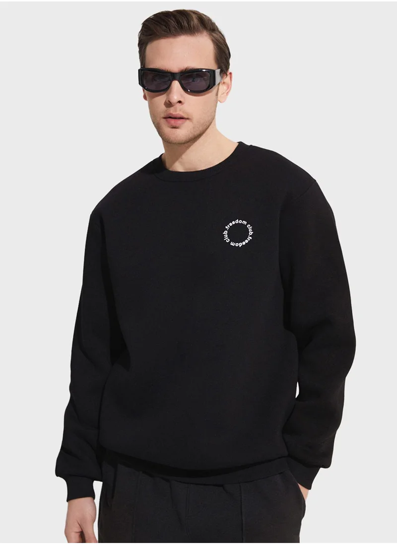 JUNE Essentail Crew Neck Sweatshirt