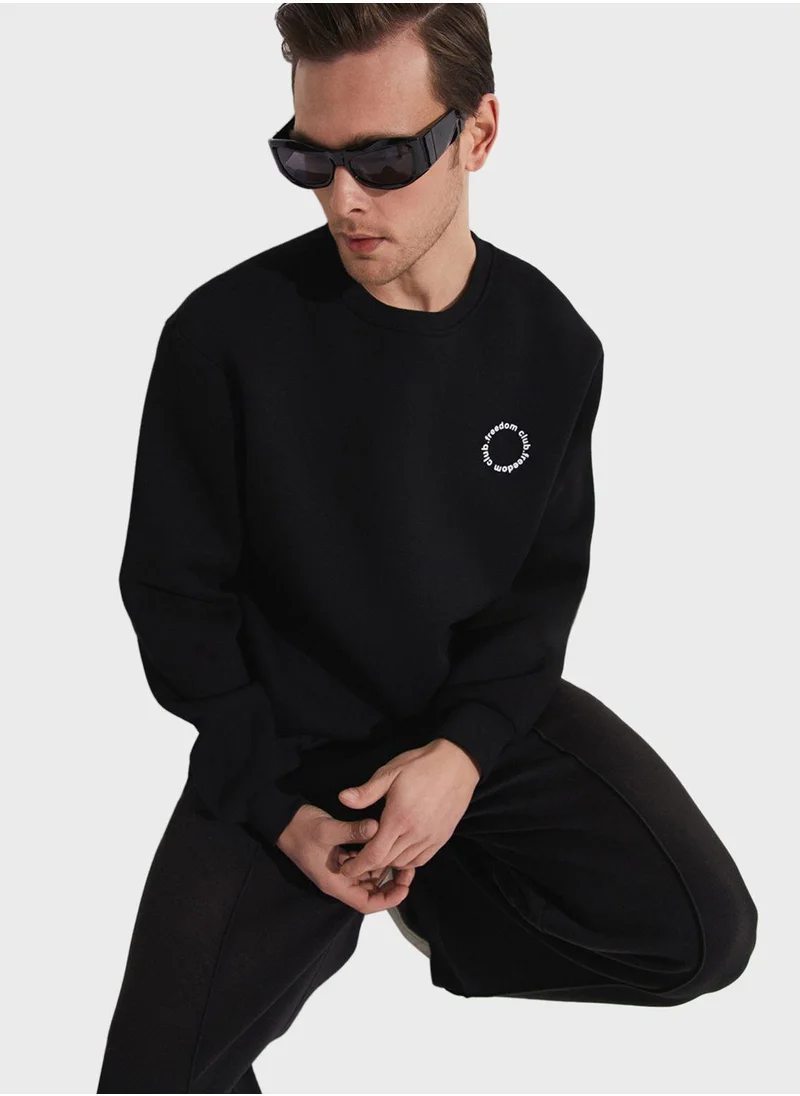JUNE Essentail Crew Neck Sweatshirt