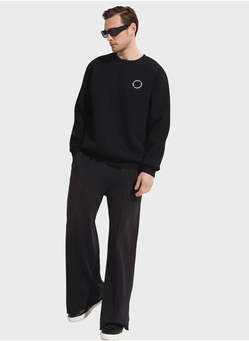 JUNE Essentail Crew Neck Sweatshirt