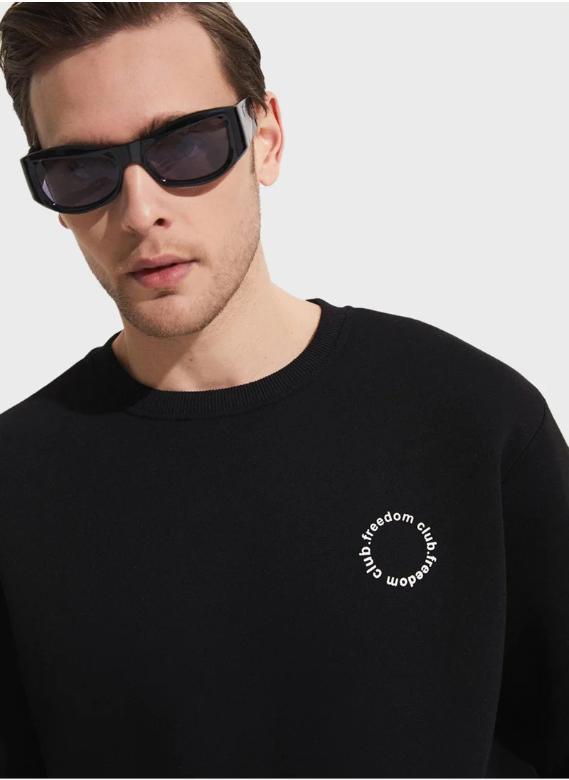 JUNE Essentail Crew Neck Sweatshirt