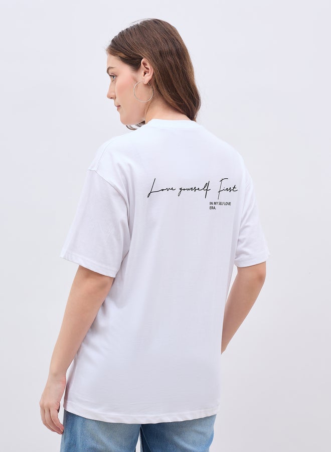 ستايلي تيشيرت سنيكرز بطباعة شعار وأكمام قصيرة مقاس كبير - Image 5