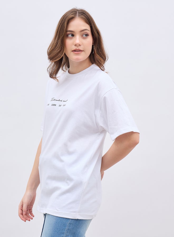 ستايلي تيشيرت سنيكرز بطباعة شعار وأكمام قصيرة مقاس كبير - Image 3