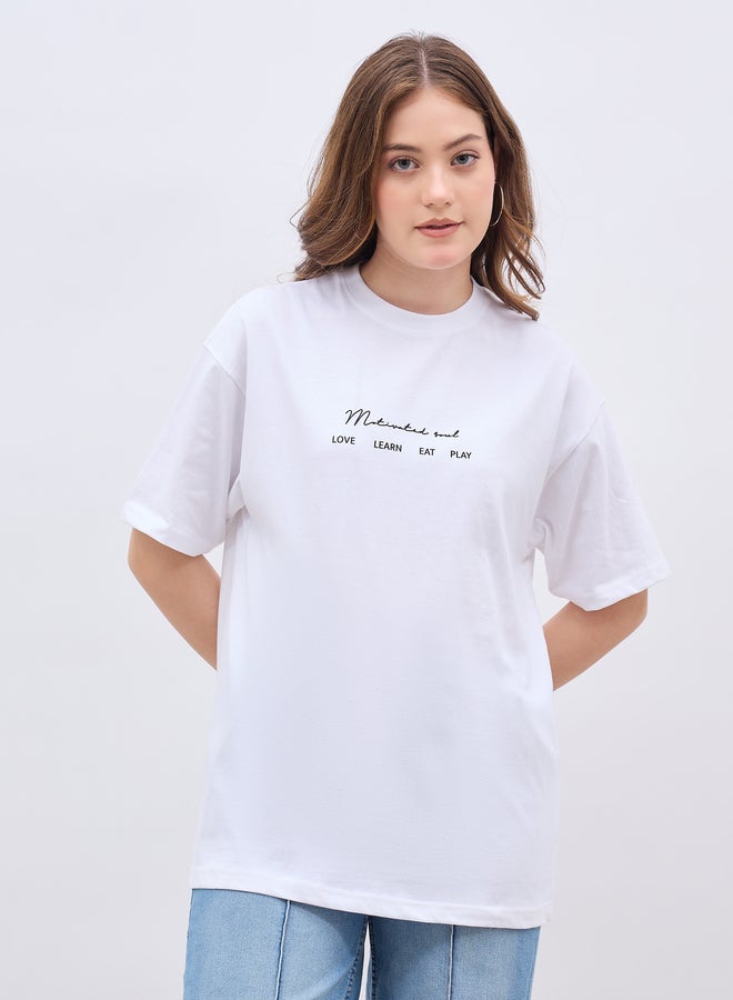 ستايلي تيشيرت سنيكرز بطباعة شعار وأكمام قصيرة مقاس كبير - Image 2