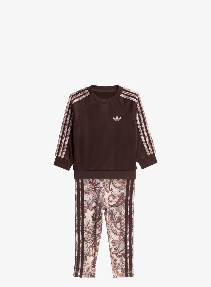اديداس اوريجينالز طقم adidas x Liberty London المكوّن من كنزة فضفاضة بياقة دائرية وبنطال ضيق