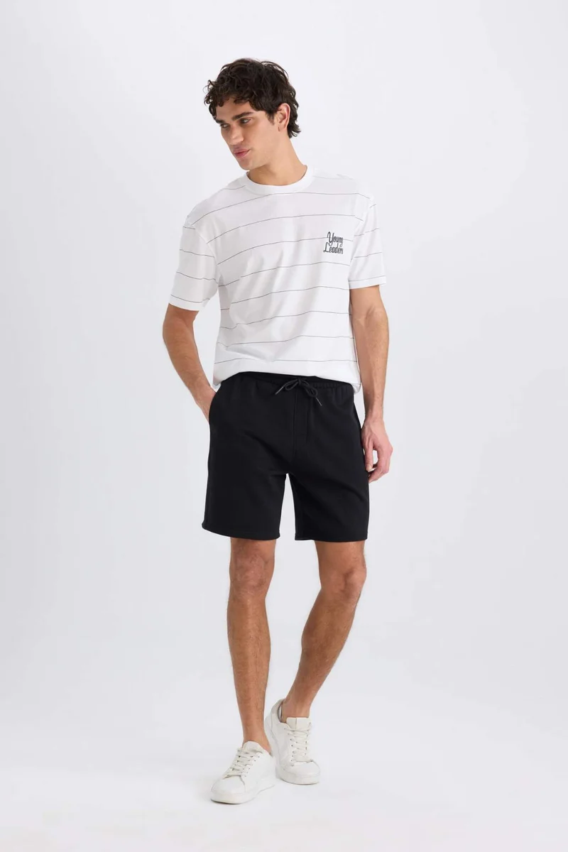 ديفاكتو Regular Fit Straight Leg Basic Shorts