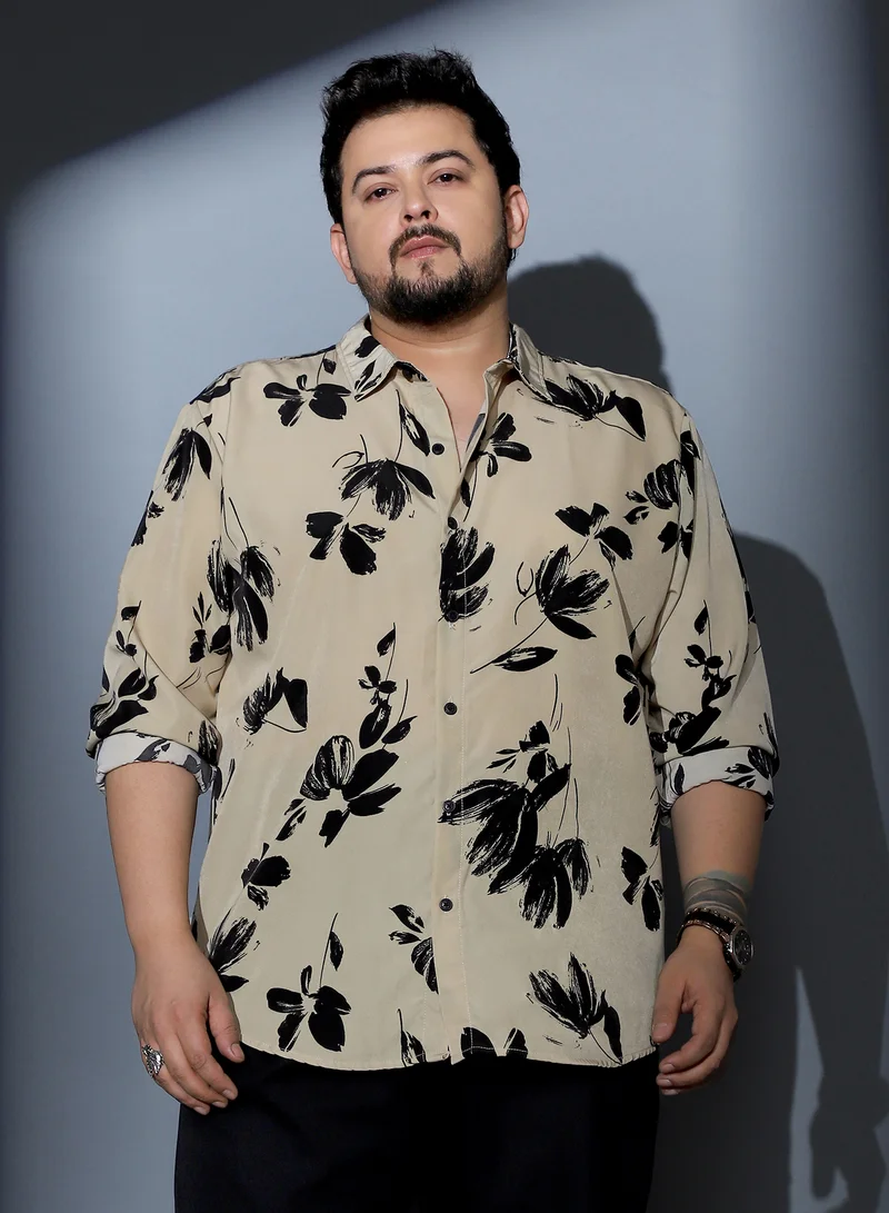 انستافاب بلس قميص رجالي مطبوع بنقوش زهور من إنستافاب بلس بياقة منتشرة وأكمام طويلة بأساور وإغلاق بأزرار وحافة منحنية من قماش منسوج بطبعة زهور للاستخدام الكاجوال واليومي بلون بيج فاتح وأسود ليلي